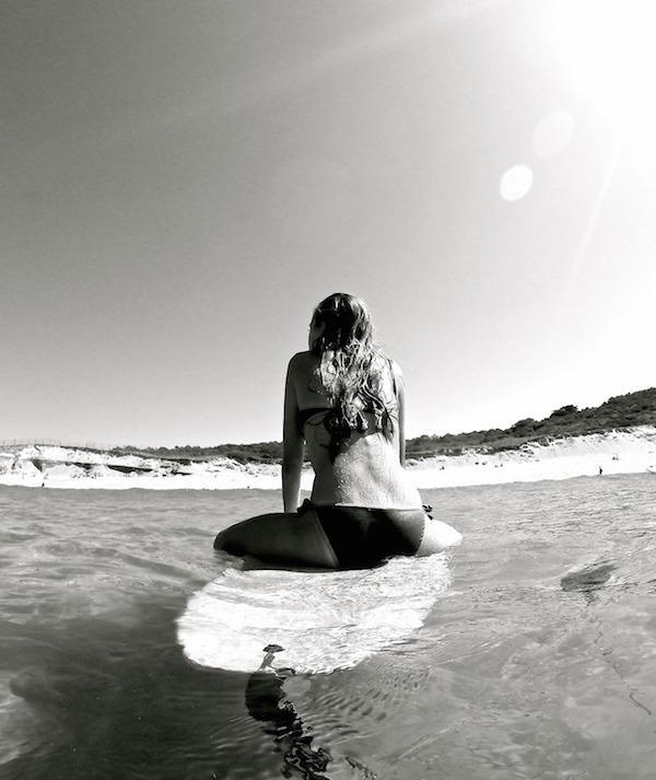 Девушки-серфингистки