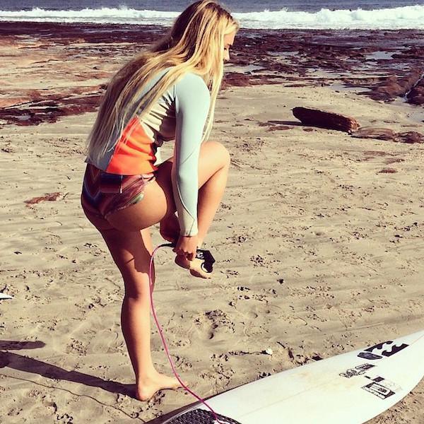 Девушки-серфингистки