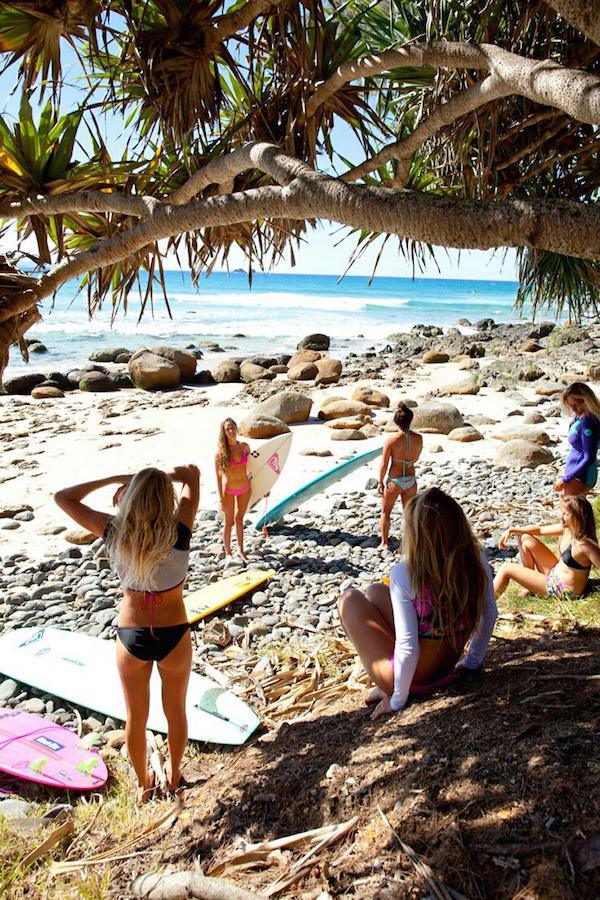 Девушки-серфингистки