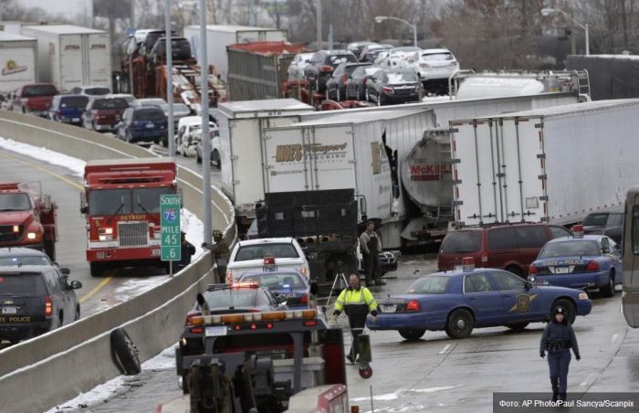 В Детройте произошла авария с участием более 30 автомобилей (11 фото)