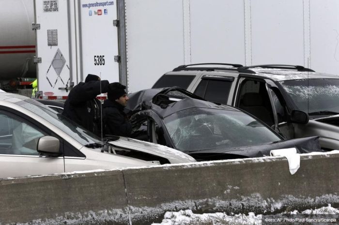 В Детройте произошла авария с участием более 30 автомобилей (11 фото)