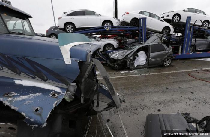 В Детройте произошла авария с участием более 30 автомобилей (11 фото)