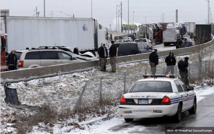 В Детройте произошла авария с участием более 30 автомобилей (11 фото)