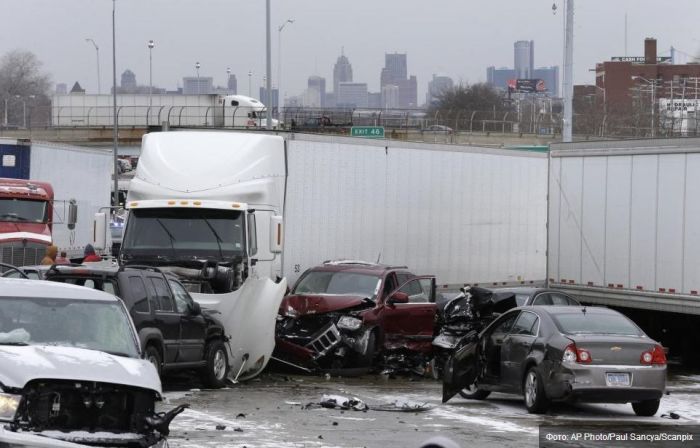 В Детройте произошла авария с участием более 30 автомобилей (11 фото)
