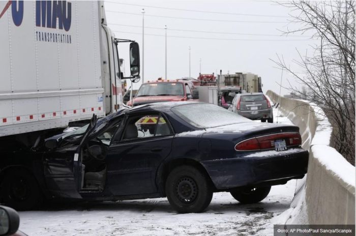 В Детройте произошла авария с участием более 30 автомобилей (11 фото)