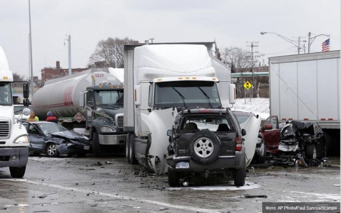 В Детройте произошла авария с участием более 30 автомобилей (11 фото)