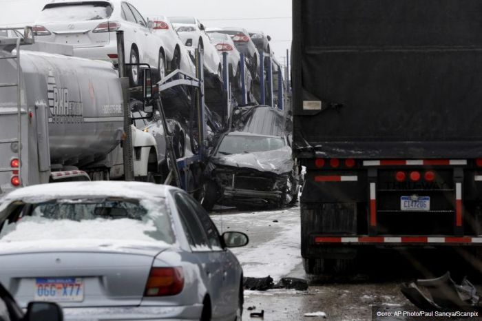 В Детройте произошла авария с участием более 30 автомобилей (11 фото)