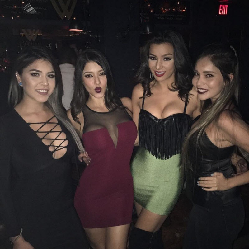 Девушки в обтягивающих платьях