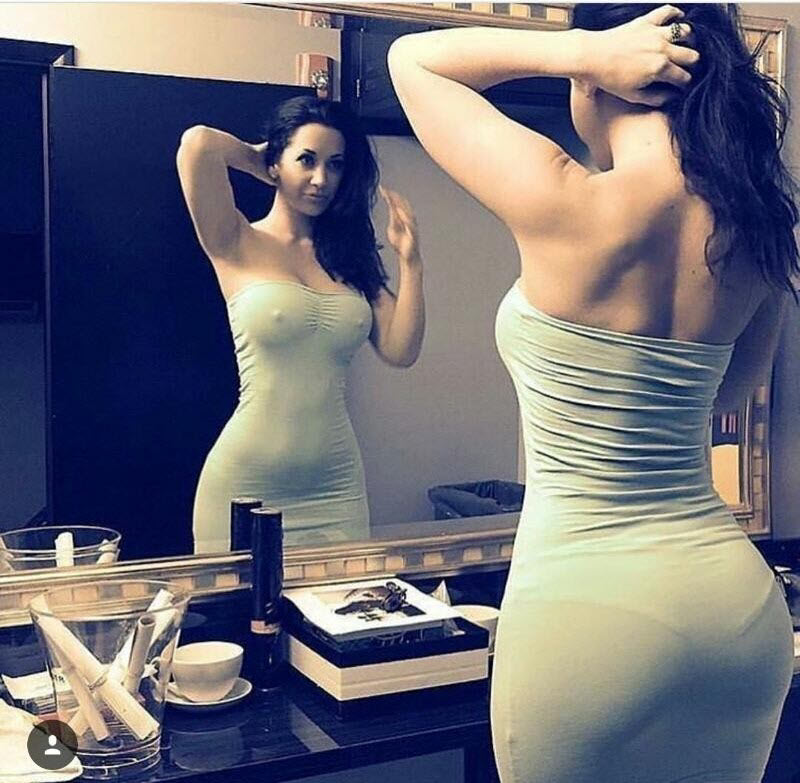 Девушки в обтягивающих платьях