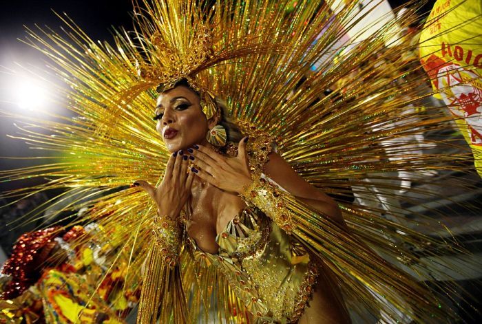 Девушки на карнавале в Рио-де-Жанейро