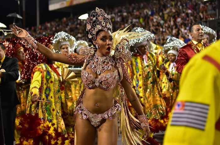 Девушки на карнавале в Рио-де-Жанейро