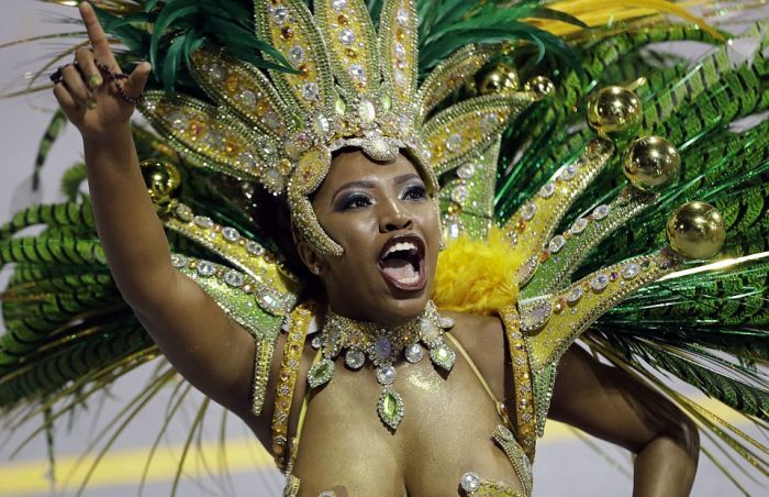 Девушки на карнавале в Рио-де-Жанейро