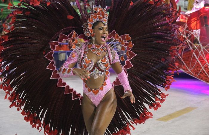 Девушки на карнавале в Рио-де-Жанейро