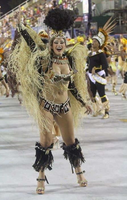 Девушки на карнавале в Рио-де-Жанейро