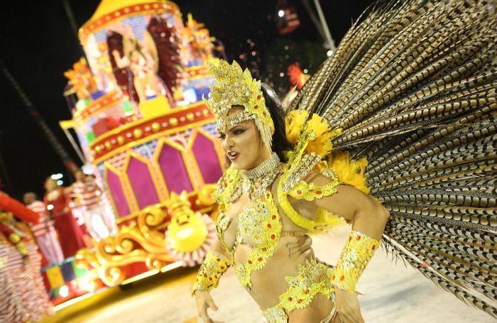 Девушки на карнавале в Рио-де-Жанейро