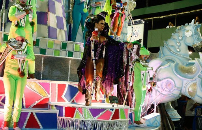 Девушки на карнавале в Рио-де-Жанейро