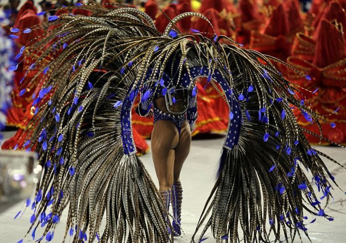 Девушки на карнавале в Рио-де-Жанейро