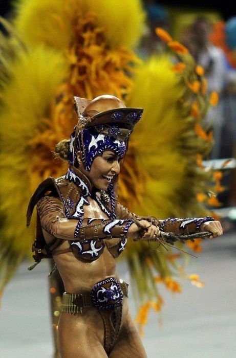 Девушки на карнавале в Рио-де-Жанейро