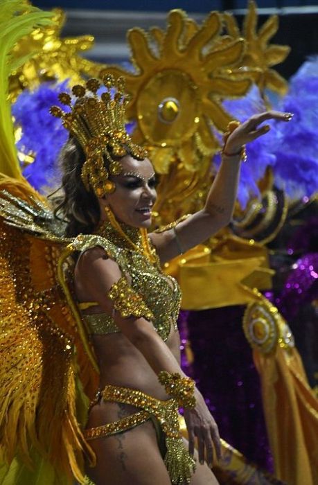 Девушки на карнавале в Рио-де-Жанейро