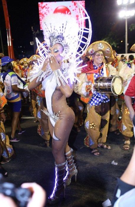 Девушки на карнавале в Рио-де-Жанейро