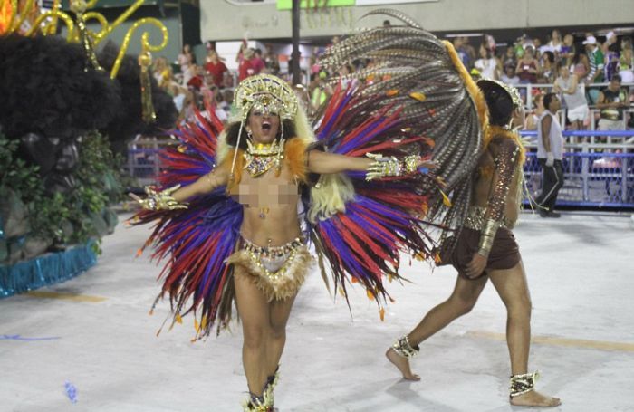 Девушки на карнавале в Рио-де-Жанейро