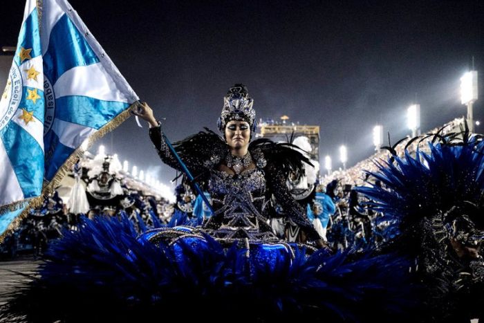 Девушки на карнавале в Рио-де-Жанейро