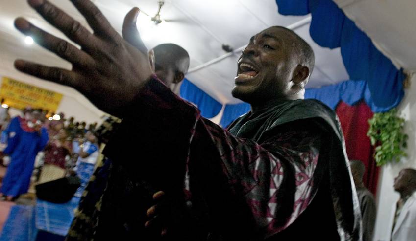 Он шел в бой голым и ел человеческие сердца. Жуткая и кровавая история либерийского «Генерала без Штанов»