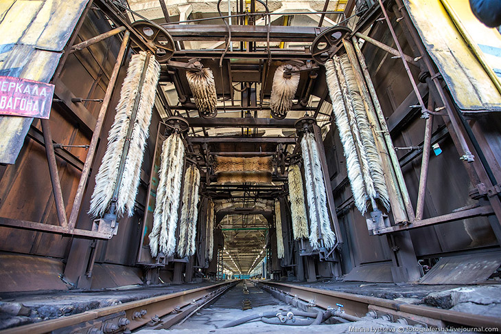 Как моют вагоны метро