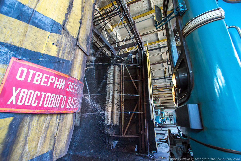 Как моют вагоны метро