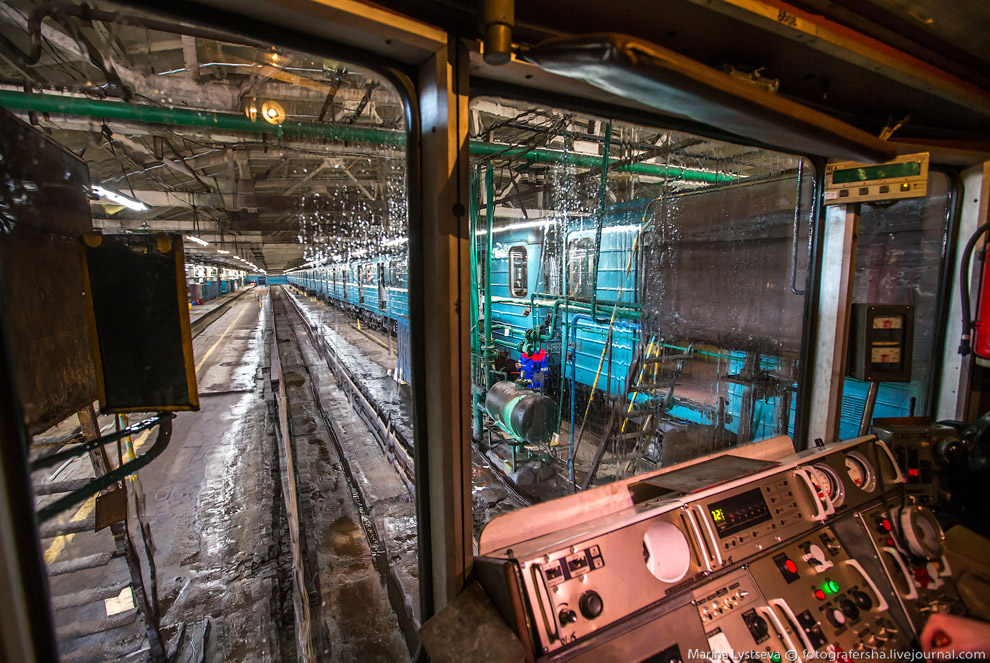 Как моют вагоны метро