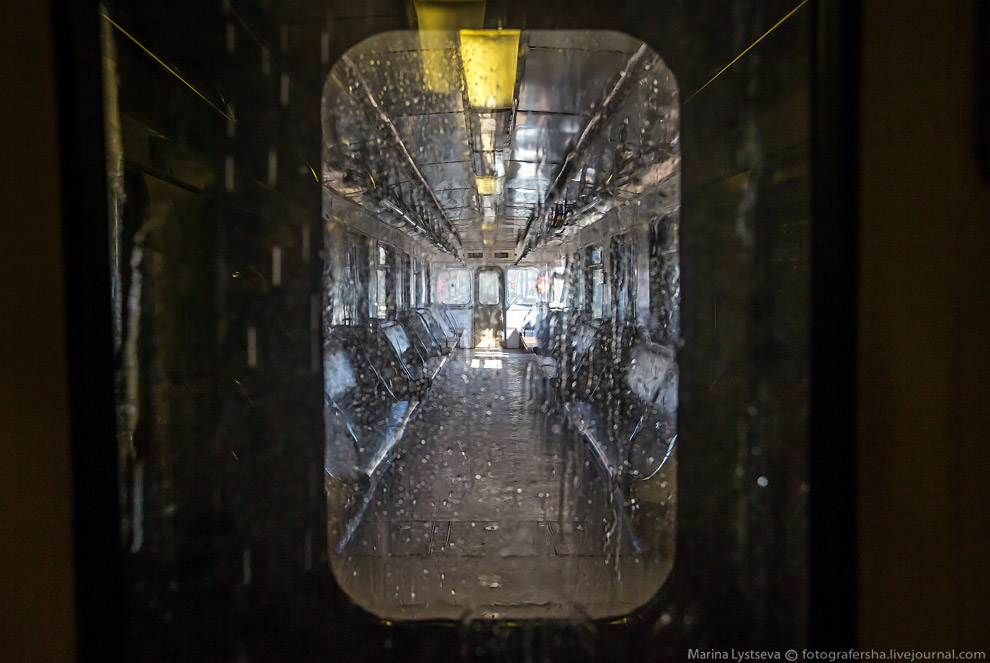 Как моют вагоны метро