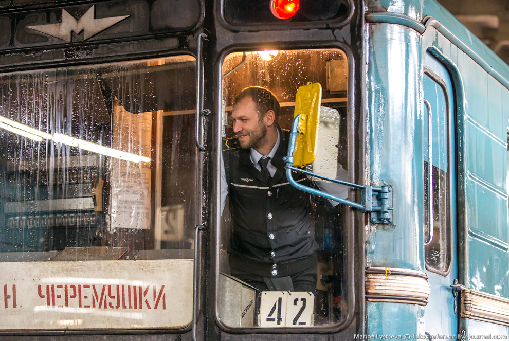 Как моют вагоны метро