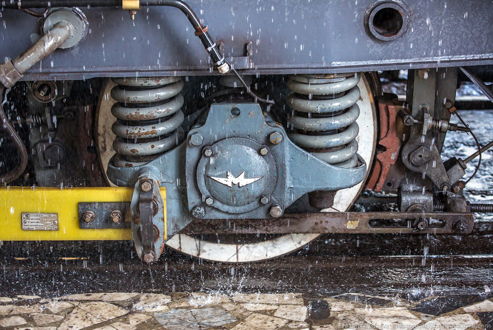 Как моют вагоны метро