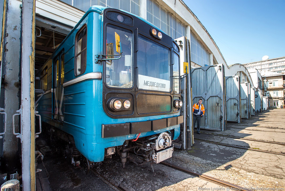 Как моют вагоны метро