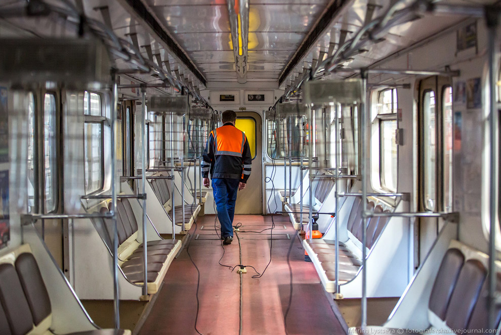 Как моют вагоны метро