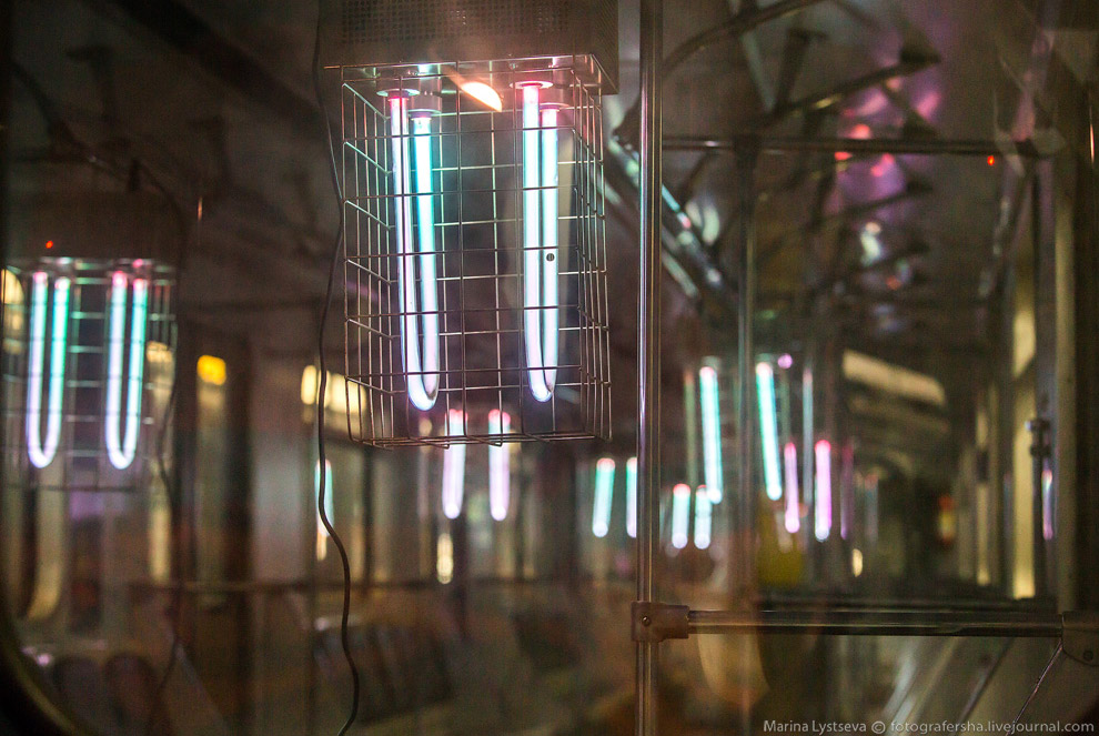 Как моют вагоны метро