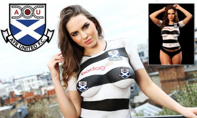 Модели в боди-арте презентовали футбольную форму