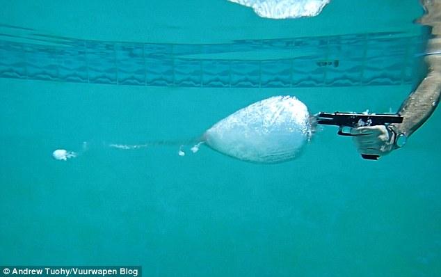 Как выглядит выстрел под водой (7 фото)