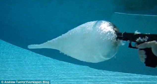 Как выглядит выстрел под водой (7 фото)