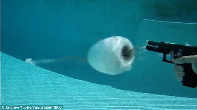 Как выглядит выстрел под водой (7 фото)