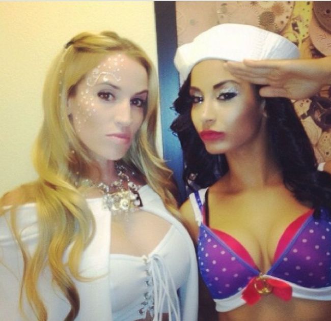 Девушки в костюмах