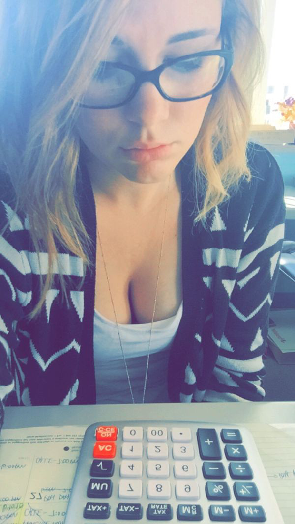 Девушки, которым скучно на работе