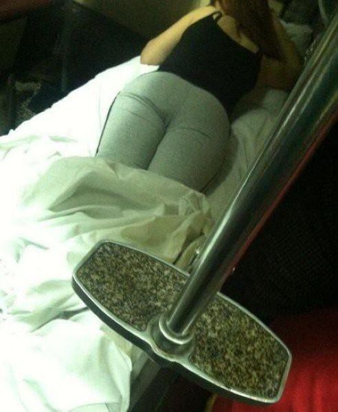 Приятно, когда в железнодорожной поездке тебя сопровождают приятные девушки