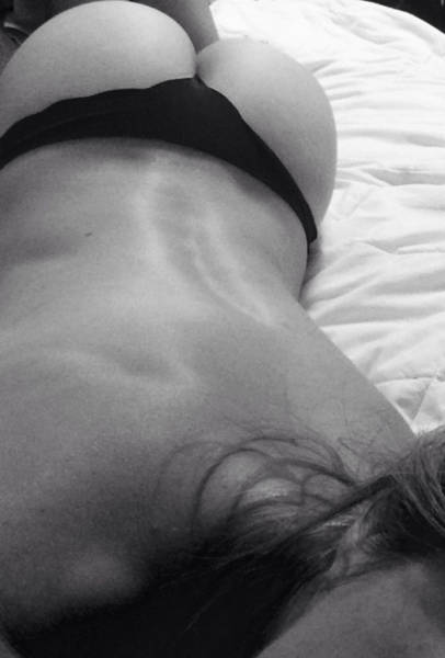 Девушки хвастают своими попами