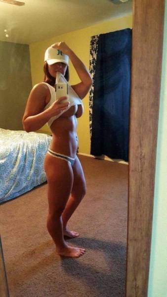 Девушки делятся полуоткровенными фото