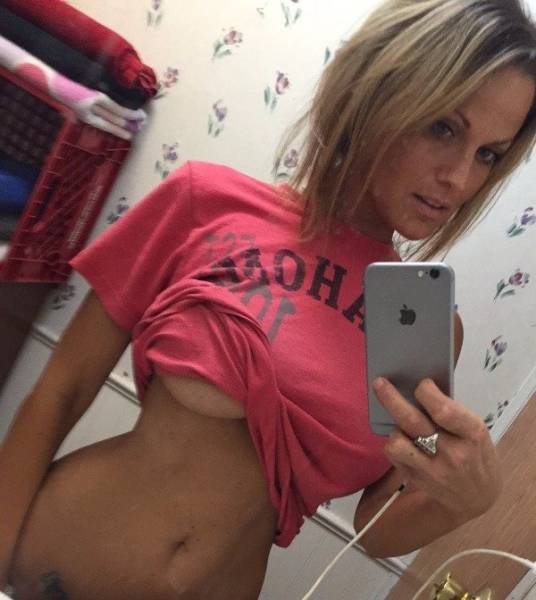 Девушки делятся полуоткровенными фото