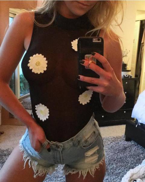 Девушки в сетчатой одежде