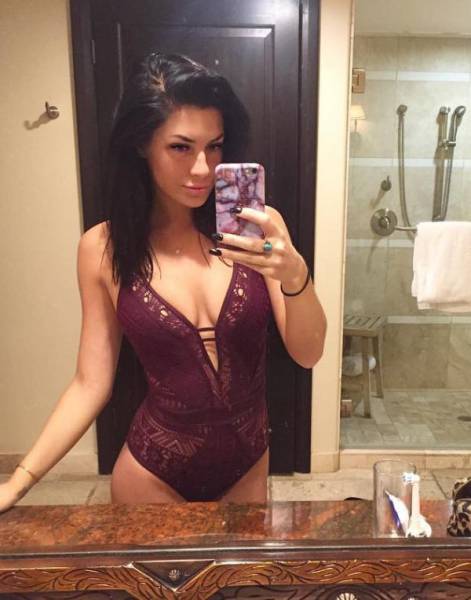 Девушки в сетчатой одежде