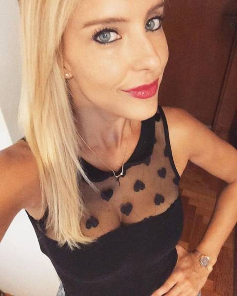 Девушки в сетчатой одежде