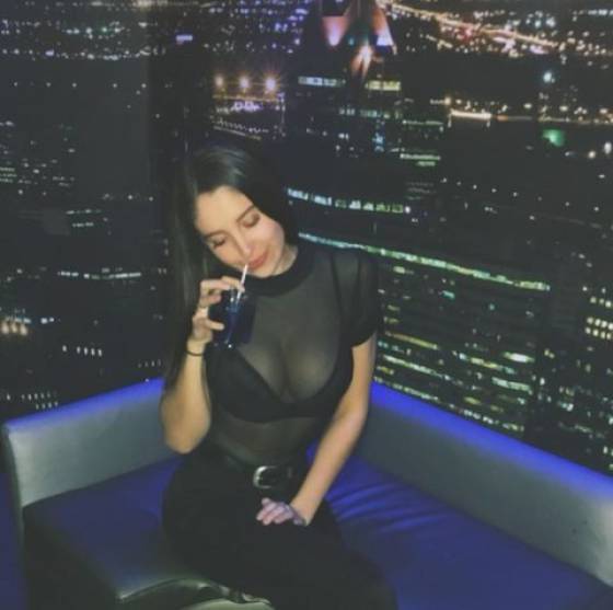 Девушки в сетчатой одежде